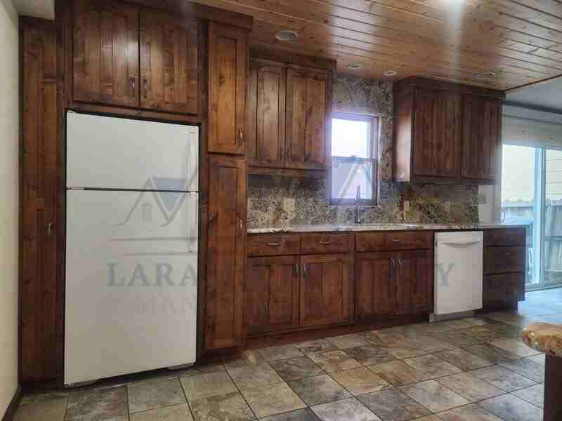 522 S Lincoln St #E - Photo 3 of 26