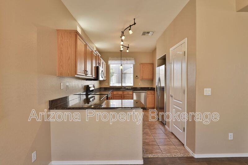 875 S Porter St - Photo 7 of 30