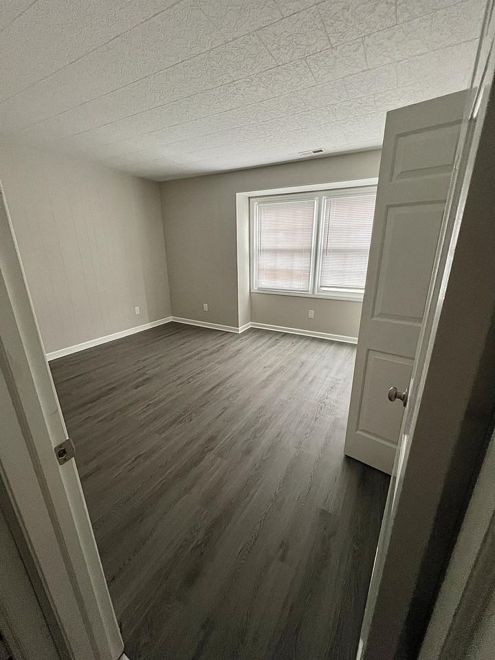 65-75 McIntyre - Photo 5 of 7