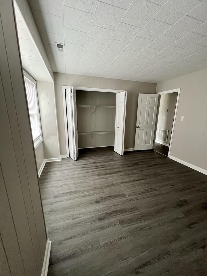 65-75 McIntyre - Photo 6 of 7