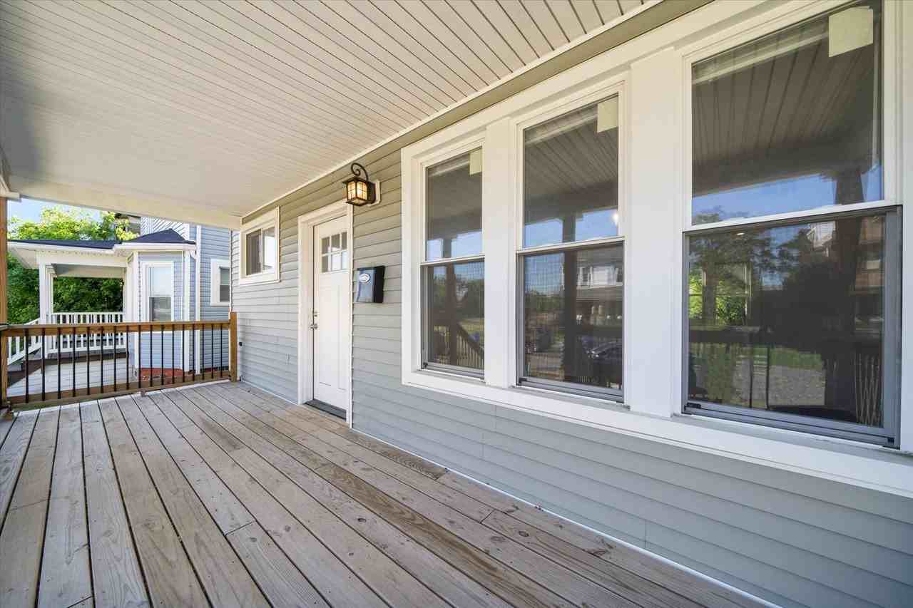 656 Alger St - Photo 3 of 32