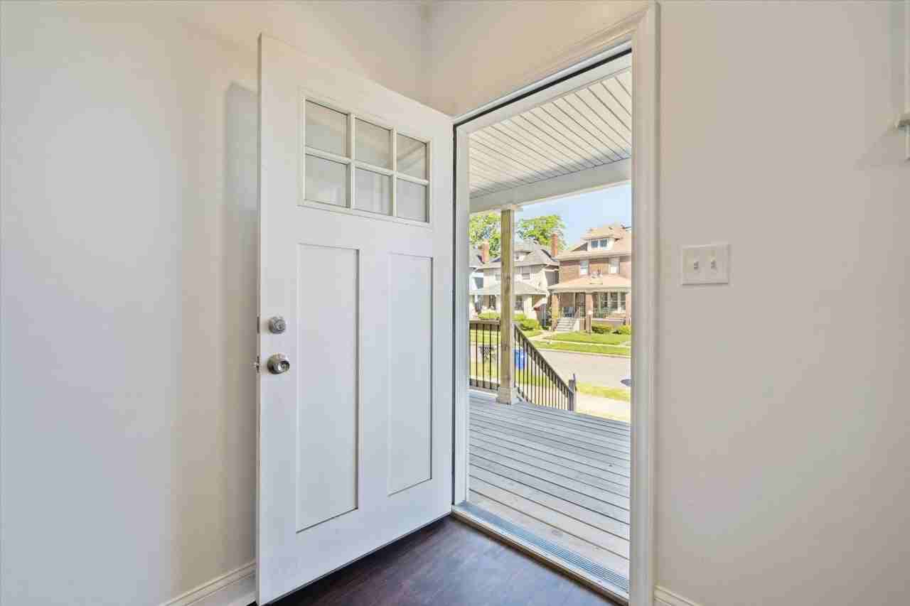 656 Alger St - Photo 4 of 32