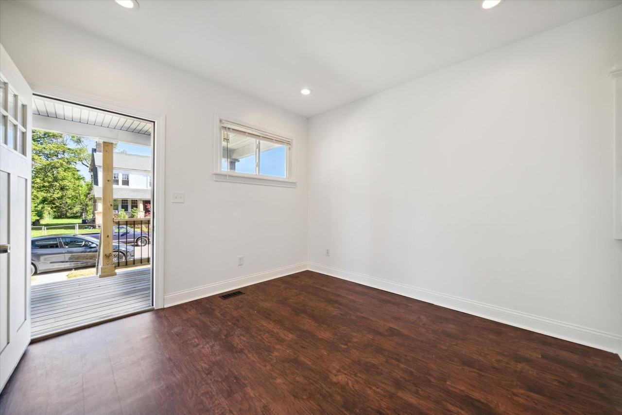 656 Alger St - Photo 6 of 32