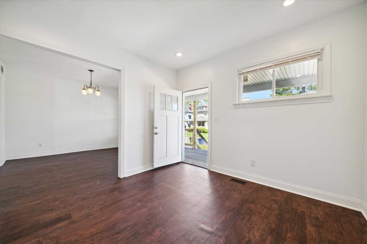 656 Alger St - Photo 7 of 32