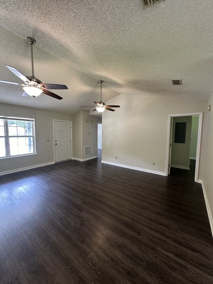 140 Talbot Ct #140 - Photo 2 of 14