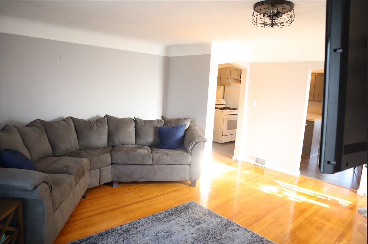1343 Pagel Ave #2UPPER - Photo 4 of 21