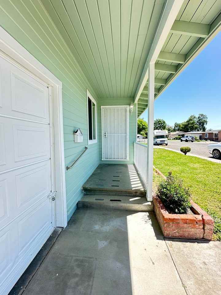 921 Harris St - Photo 2 of 7
