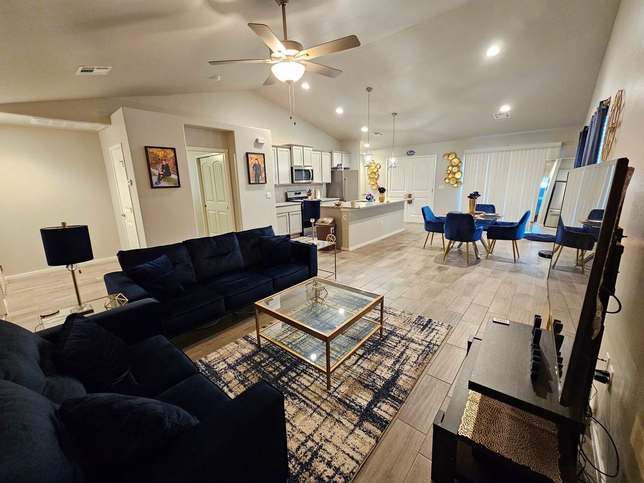 868 Valencia - Photo 4 of 32