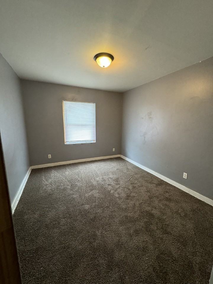 824 S Water St - Photo 5 of 6
