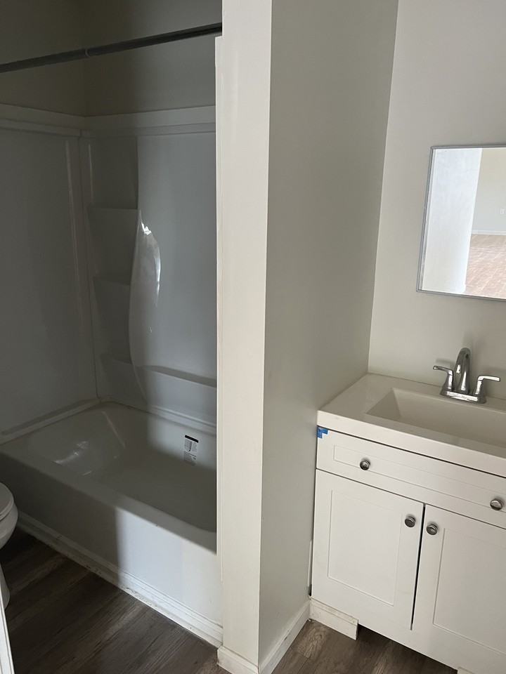 117 117 119 N Main St #4 - Photo 3 of 5