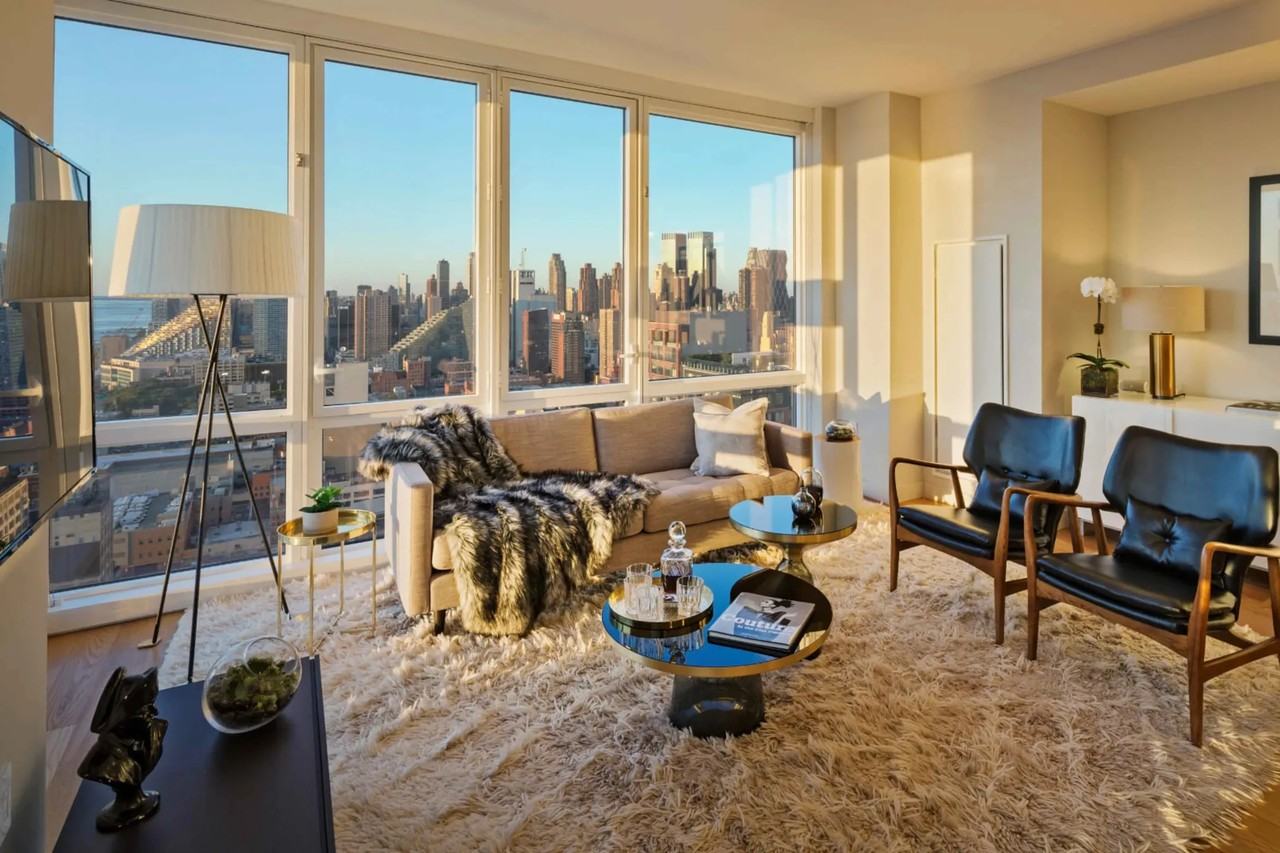 610 W 43rd St - Photo 2 of 12