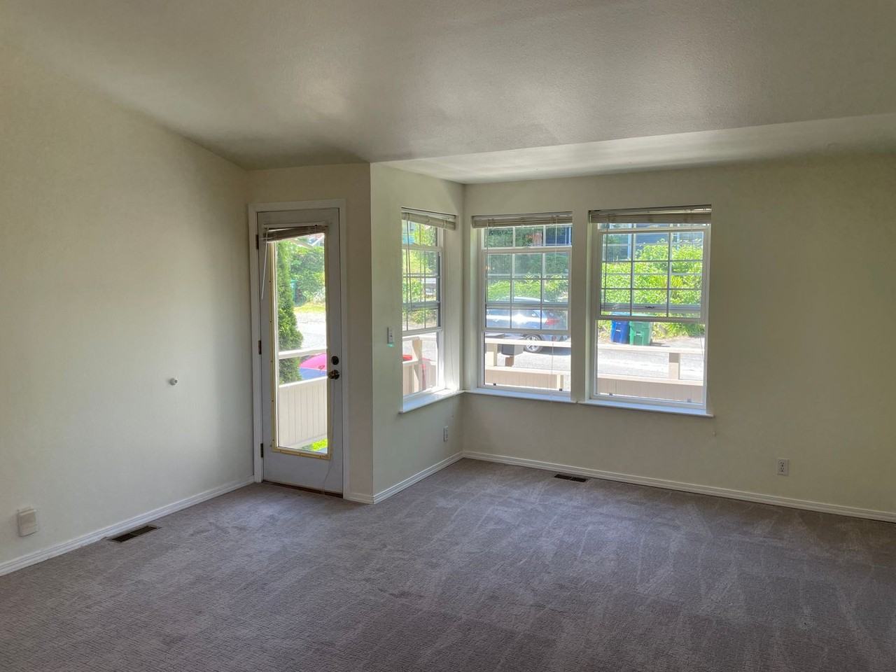 9022 20th Ave Ne - Photo 5 of 27
