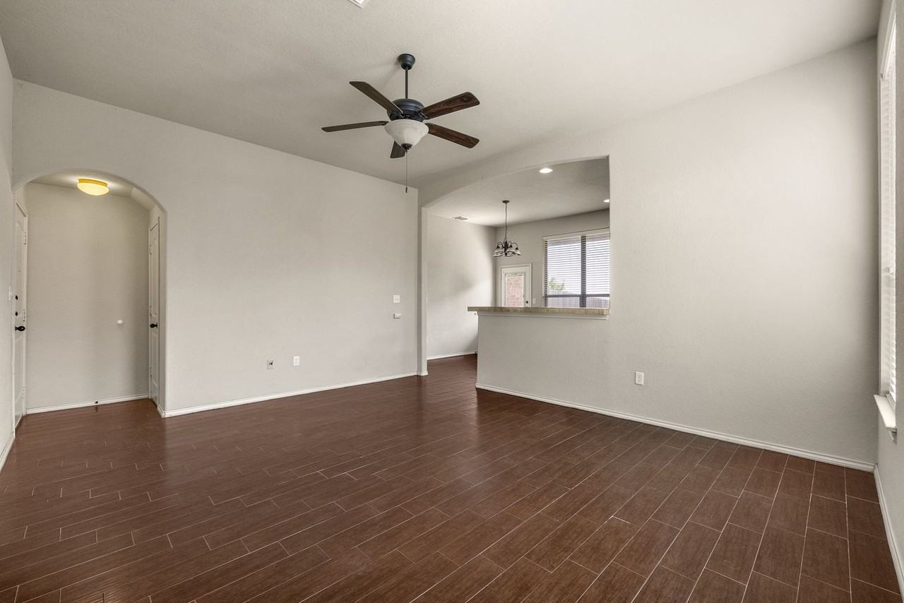 566 Creekside Cir - Photo 2 of 17