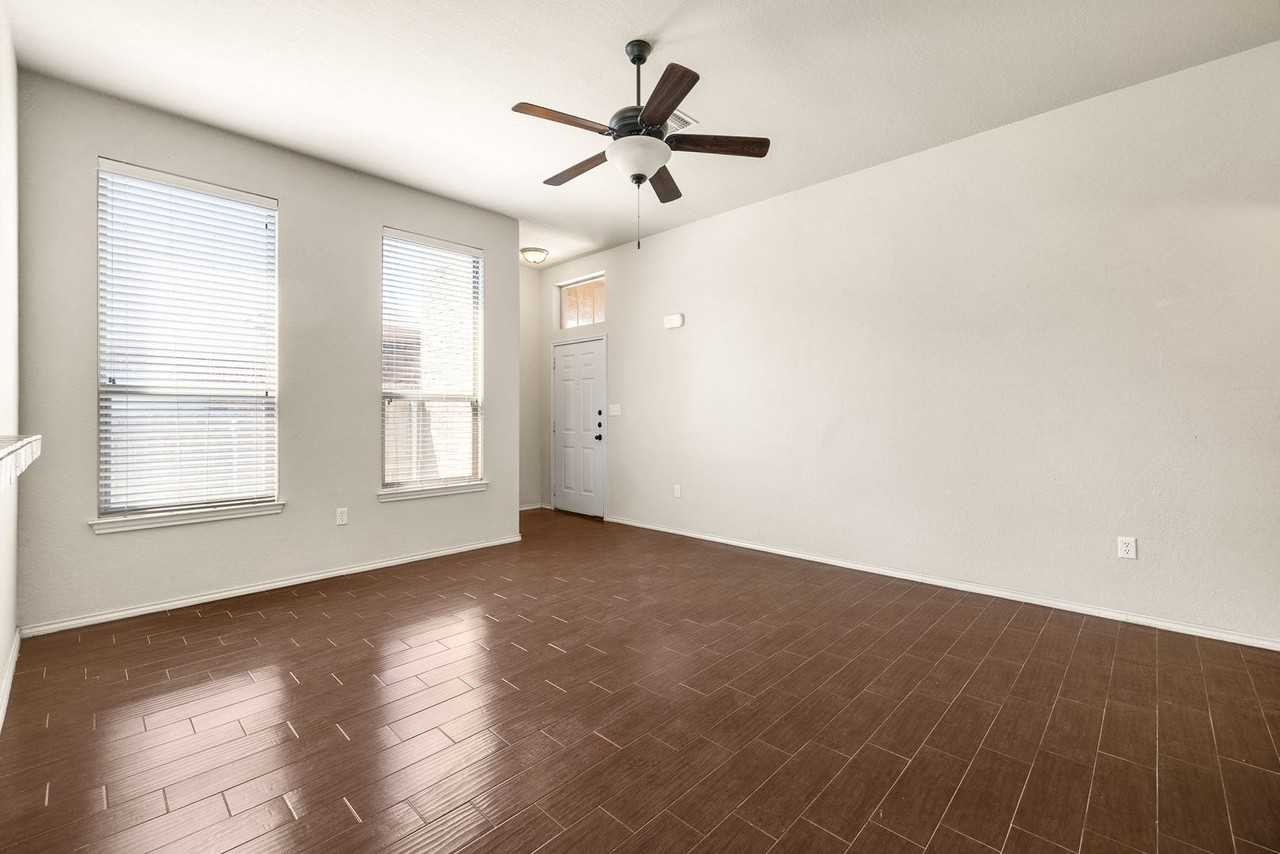 566 Creekside Cir - Photo 3 of 17