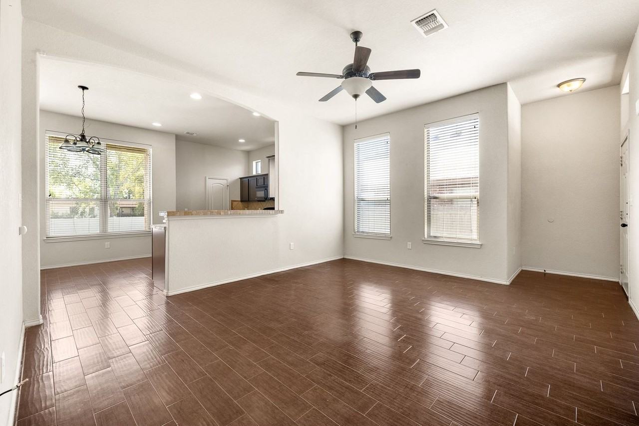 566 Creekside Cir - Photo 4 of 17