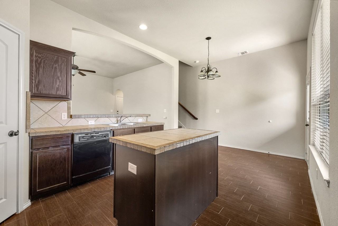 566 Creekside Cir - Photo 5 of 17