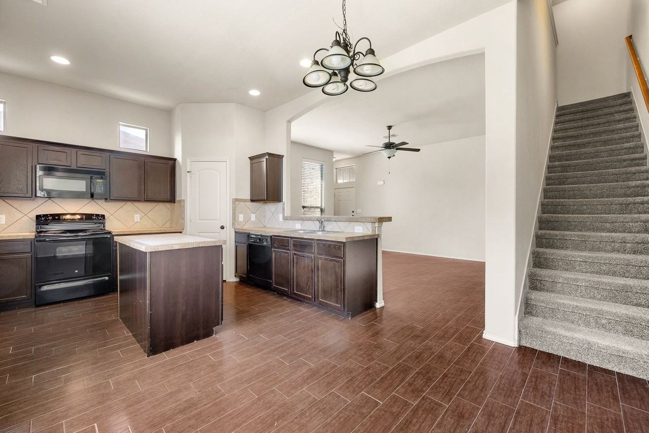 566 Creekside Cir - Photo 7 of 17