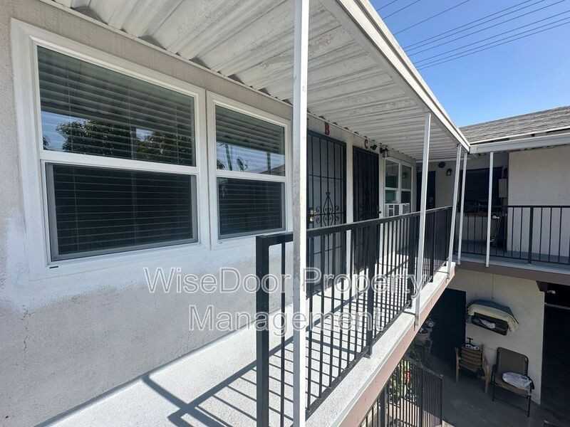 2752 E 58th St #B - Photo 4 of 11