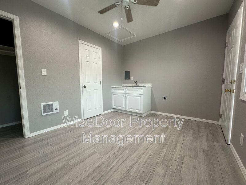 2752 E 58th St #B - Photo 5 of 11