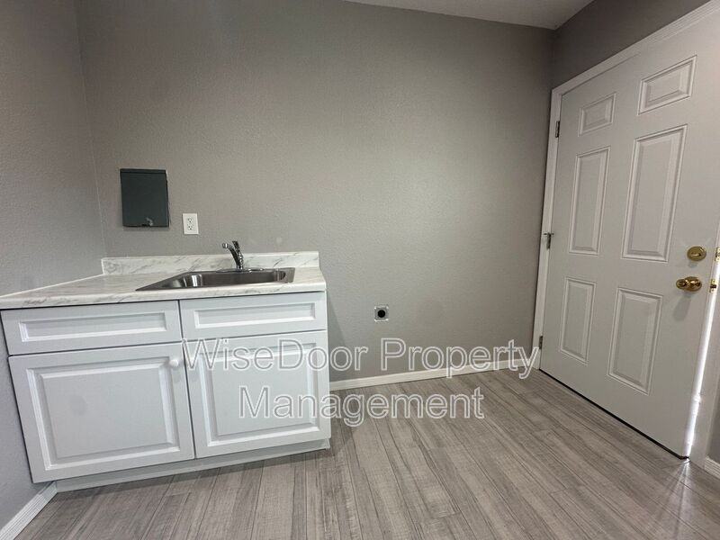 2752 E 58th St #B - Photo 6 of 11