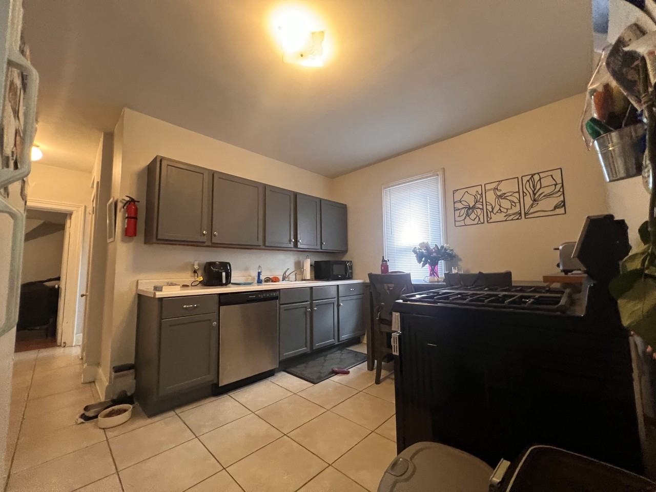 1529 N Van Buren St #B - Photo 2 of 7