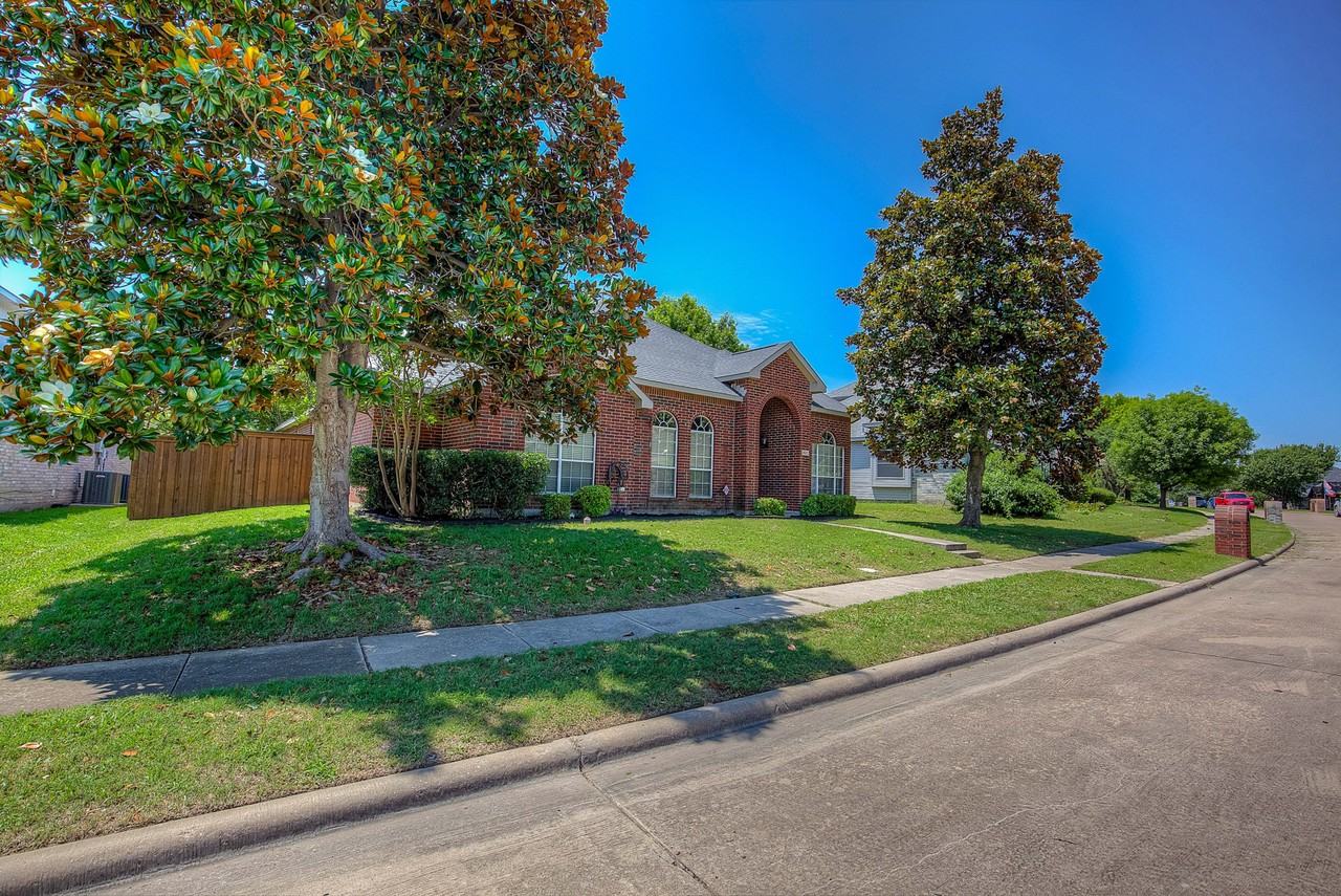 2627 Bordeaux Dr - Photo 3 of 41