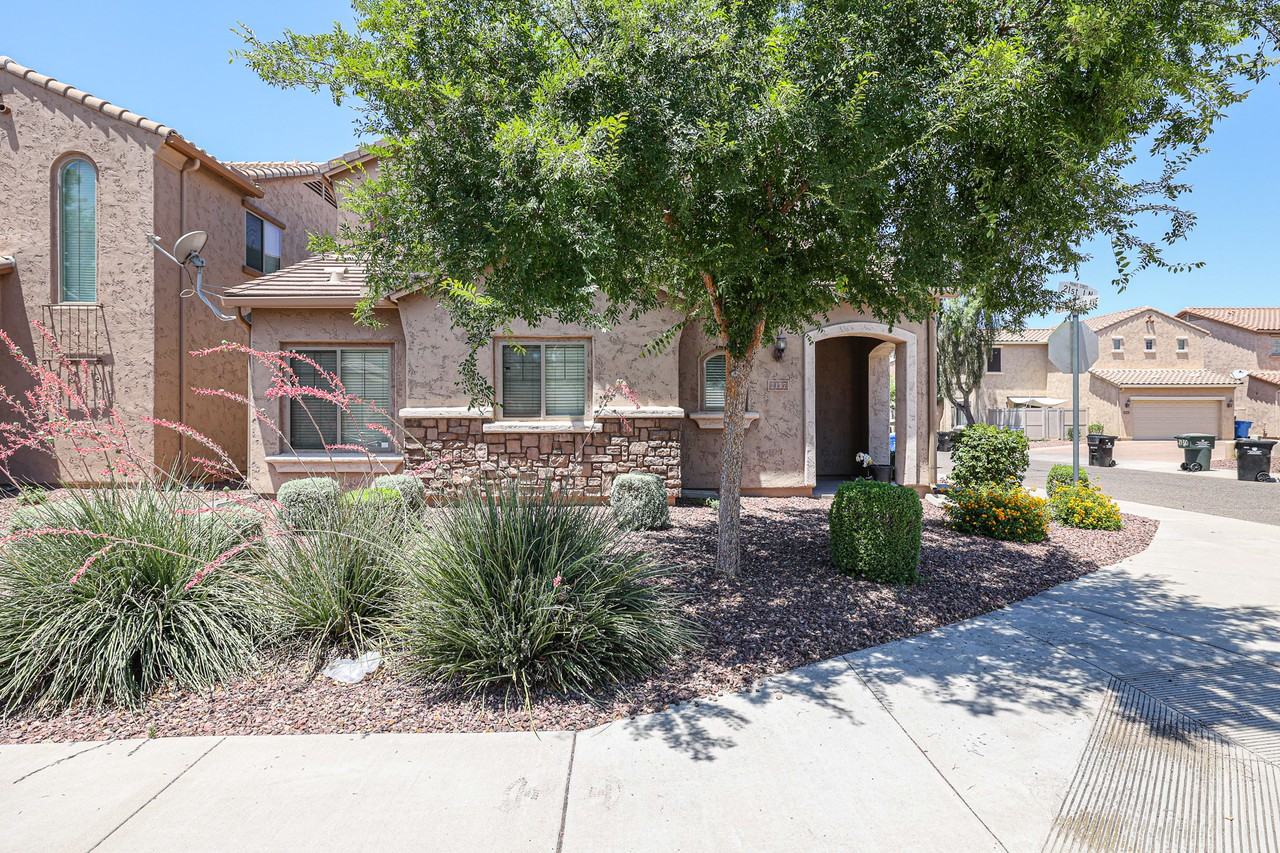 2127 W Monte Cristo Ave - Photo 2 of 34