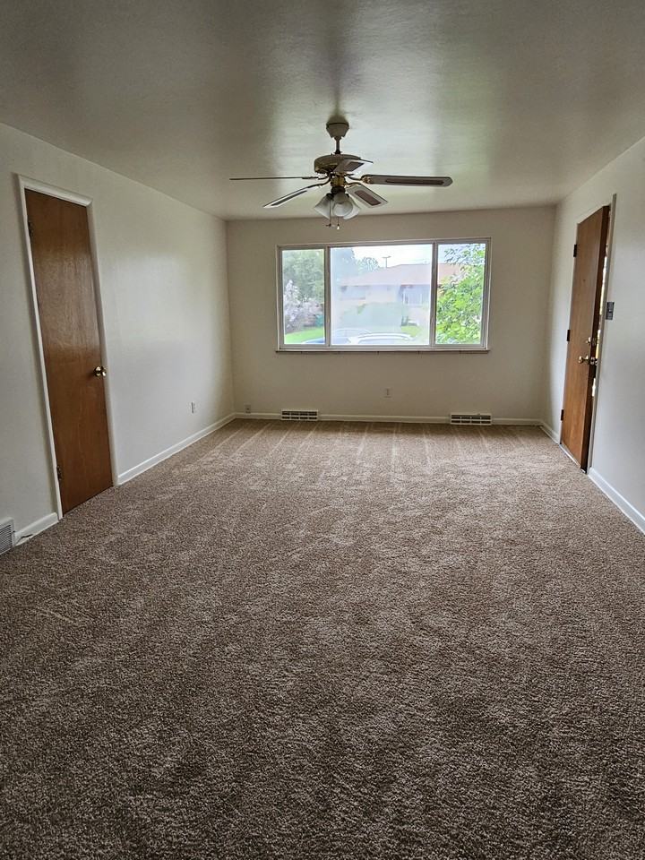 110 S Cody Ct - Photo 2 of 21