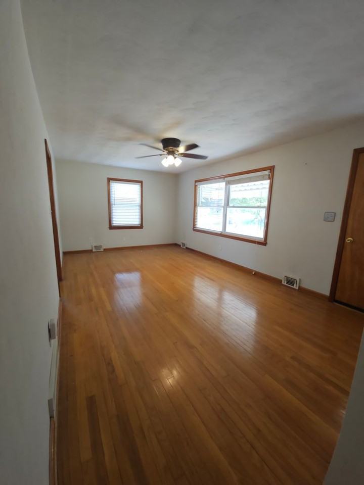 2712 Old Hartford Rd - Photo 2 of 13