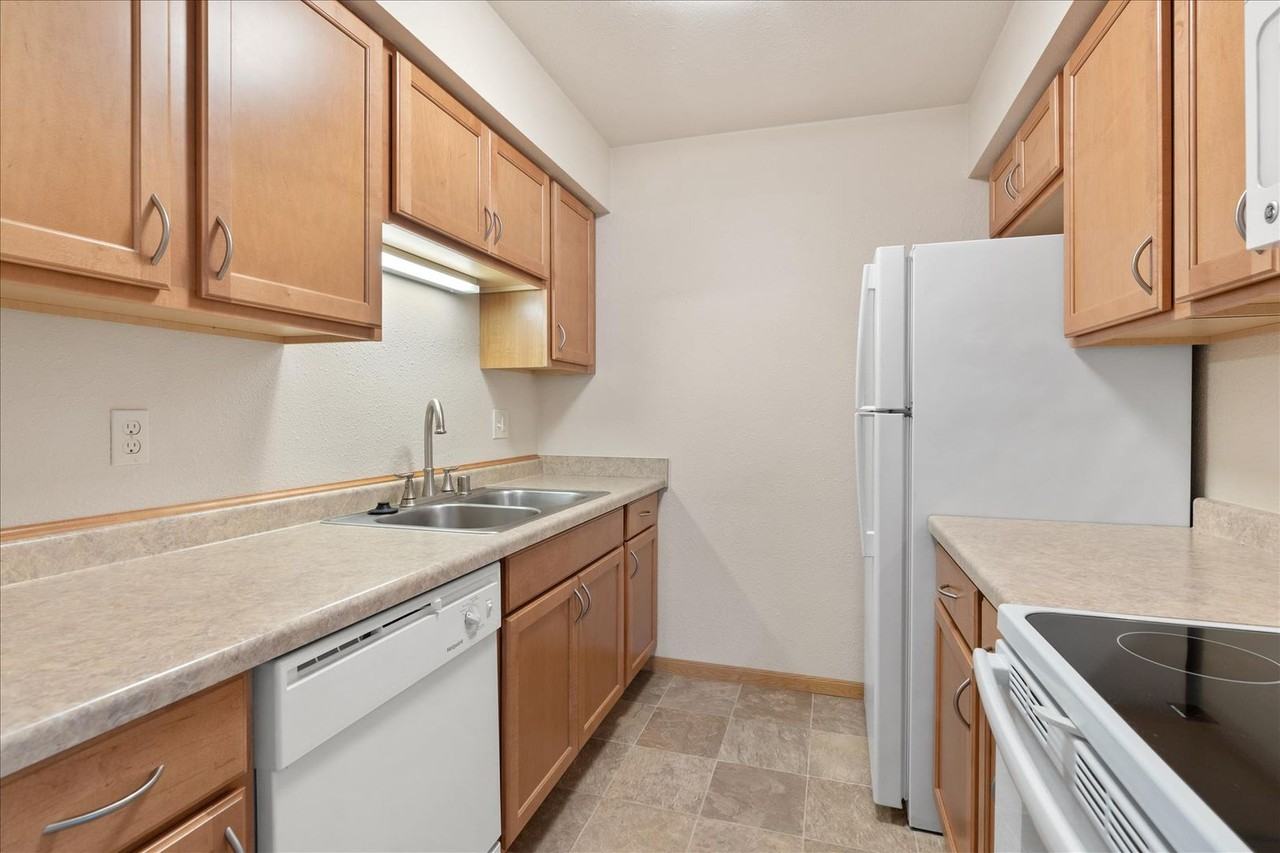 CDDJ Investments LLC (Ridge Pointe Apartments) - Photo 3 of 10