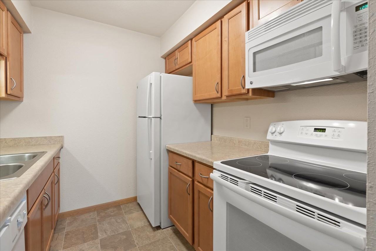 CDDJ Investments LLC (Ridge Pointe Apartments) - Photo 4 of 10