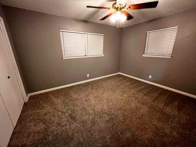 211 Breeze Dr - Photo 3 of 9