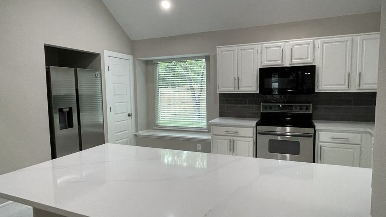 1477 Hampton Rd - Photo 4 of 17