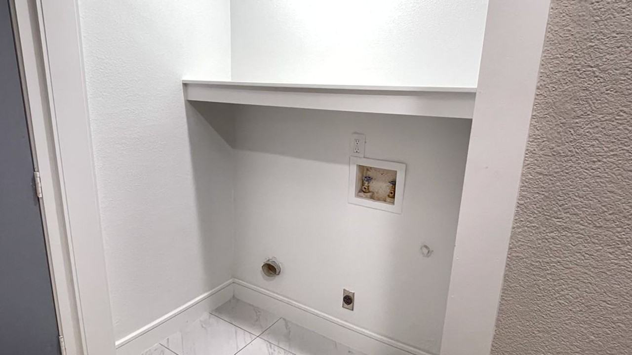 1477 Hampton Rd - Photo 6 of 17