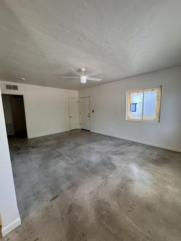 2718 N Greenfield Rd #MAIN - Photo 2 of 37
