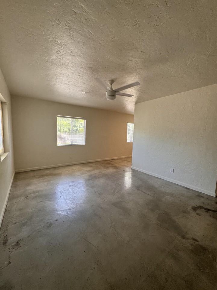 2718 N Greenfield Rd #MAIN - Photo 3 of 37