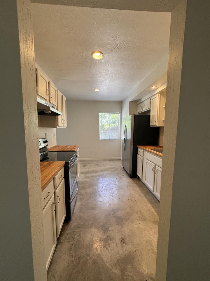 2718 N Greenfield Rd #MAIN - Photo 4 of 37