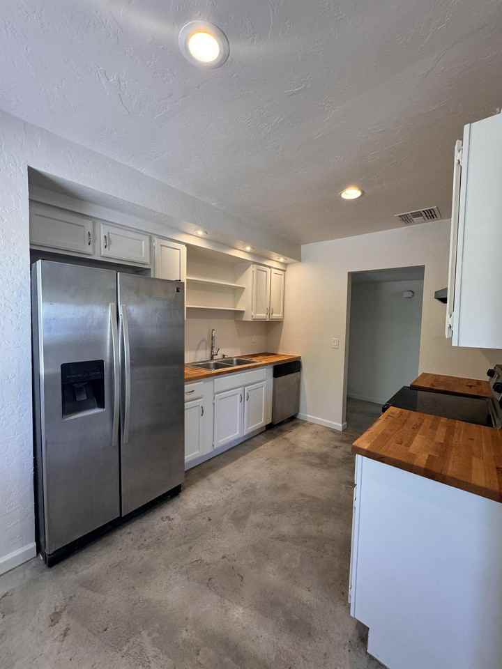 2718 N Greenfield Rd #MAIN - Photo 6 of 37