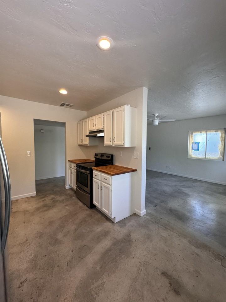 2718 N Greenfield Rd #MAIN - Photo 7 of 37
