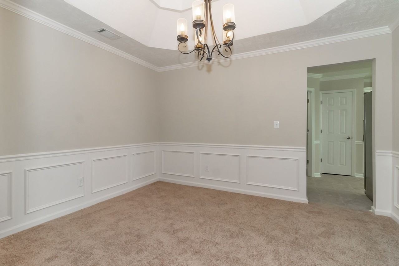 324 Taylor Cir - Photo 4 of 36