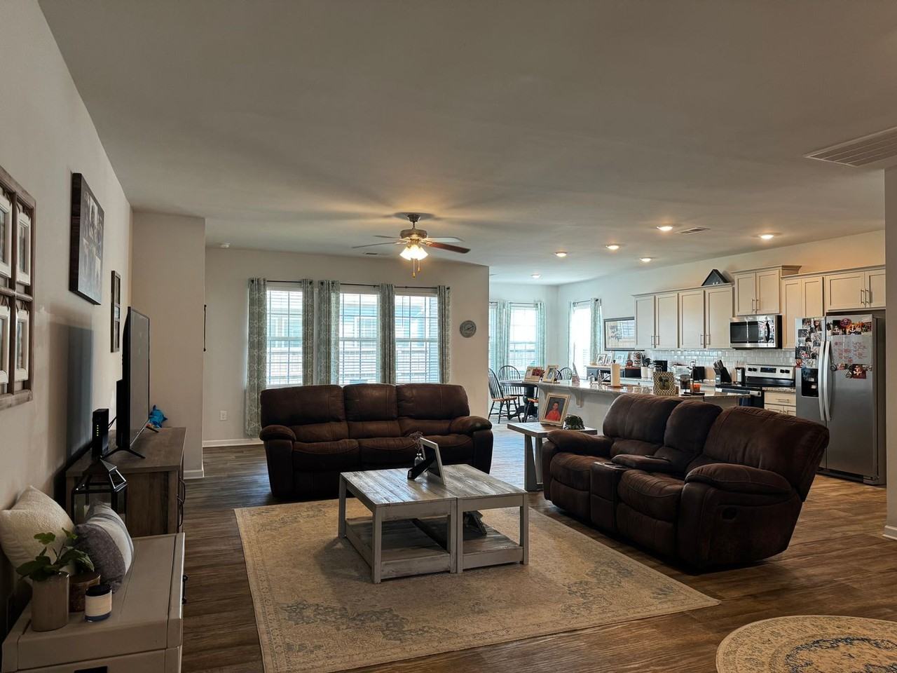 410 Frida Rd - Photo 3 of 24