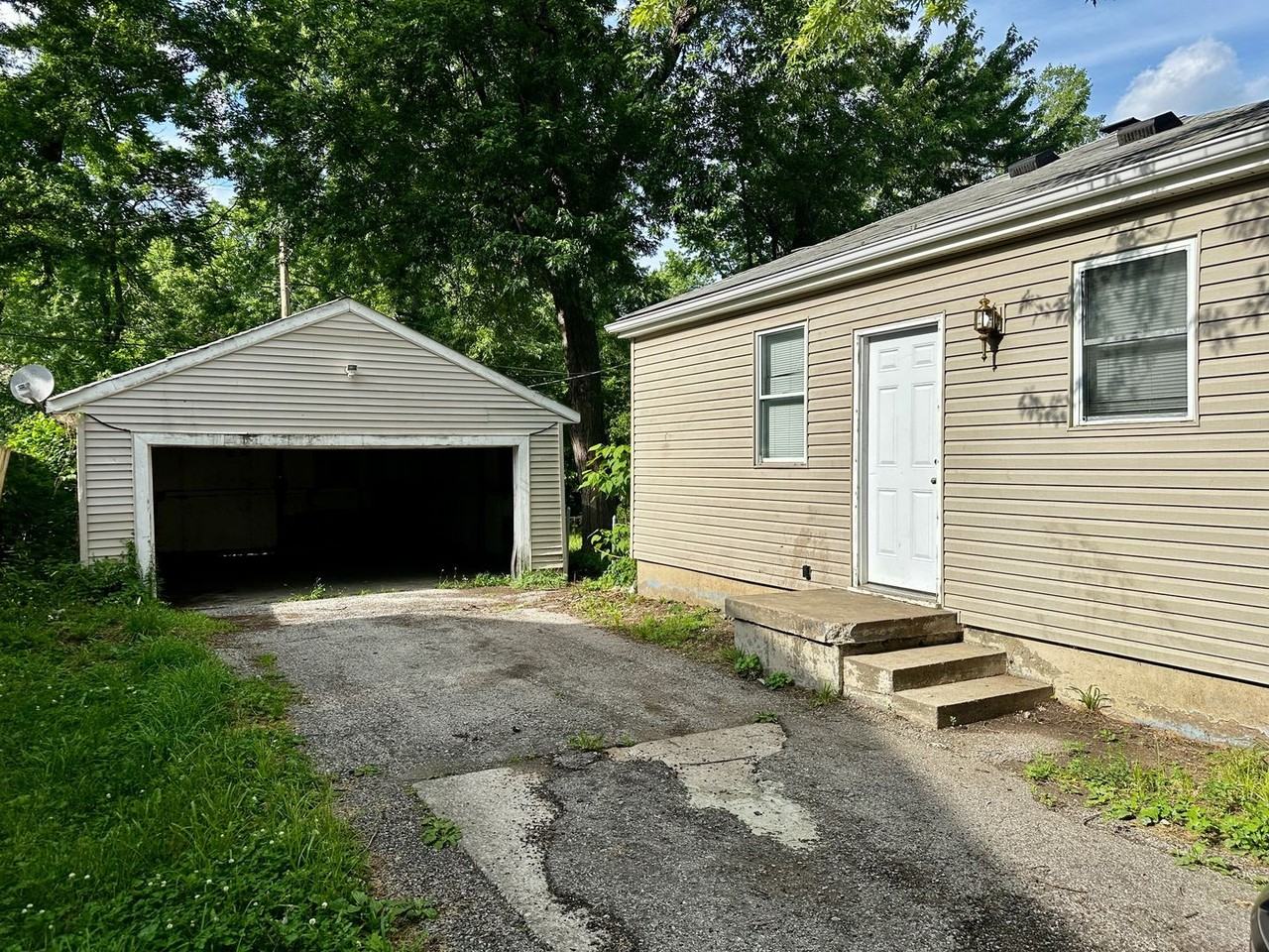 10516 E 27th Ter S - Photo 2 of 11