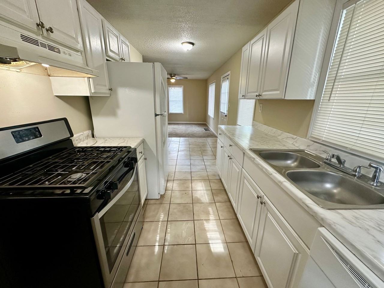 10516 E 27th Ter S - Photo 4 of 11