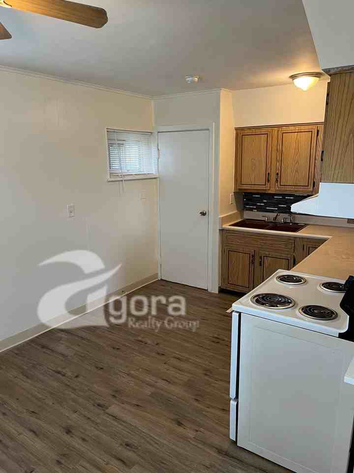 1414 Steiner Ave - Photo 3 of 17