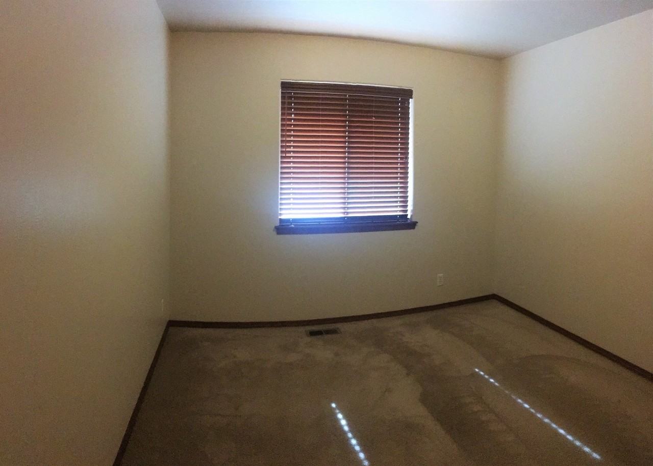 7492 N Bedford Ln - Photo 3 of 15