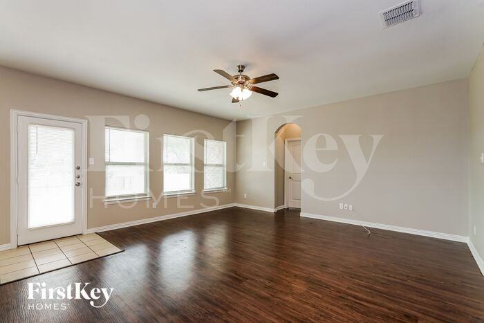 712 Woodcrest Dr - Photo 2 of 16
