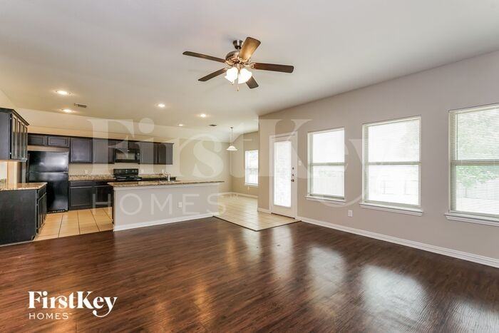 712 Woodcrest Dr - Photo 3 of 16
