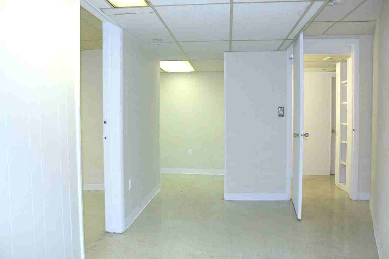 "Avon Apartments" - 6 E. Read St - Photo 3 of 15
