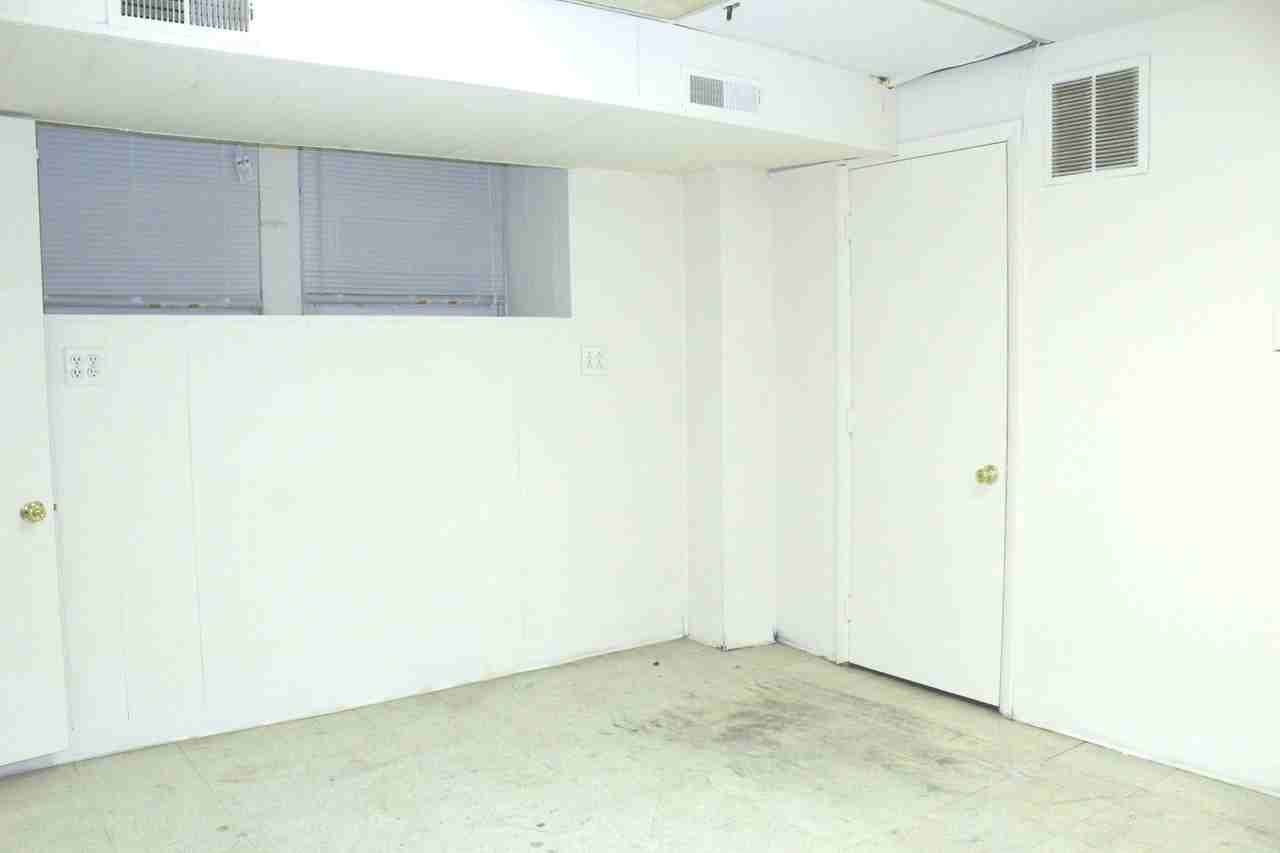 "Avon Apartments" - 6 E. Read St - Photo 7 of 15