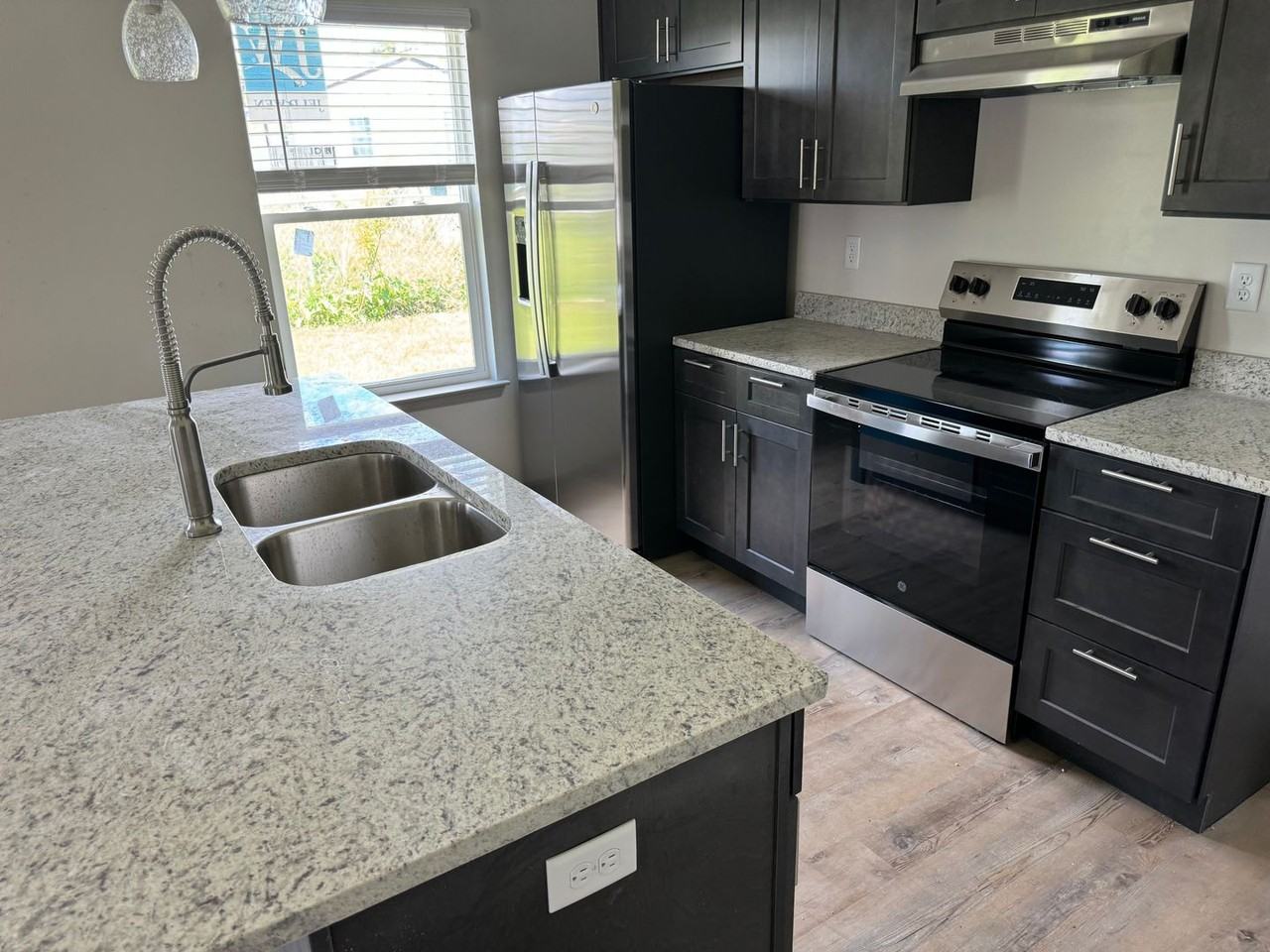 230 Everitt Ave - Photo 3 of 12